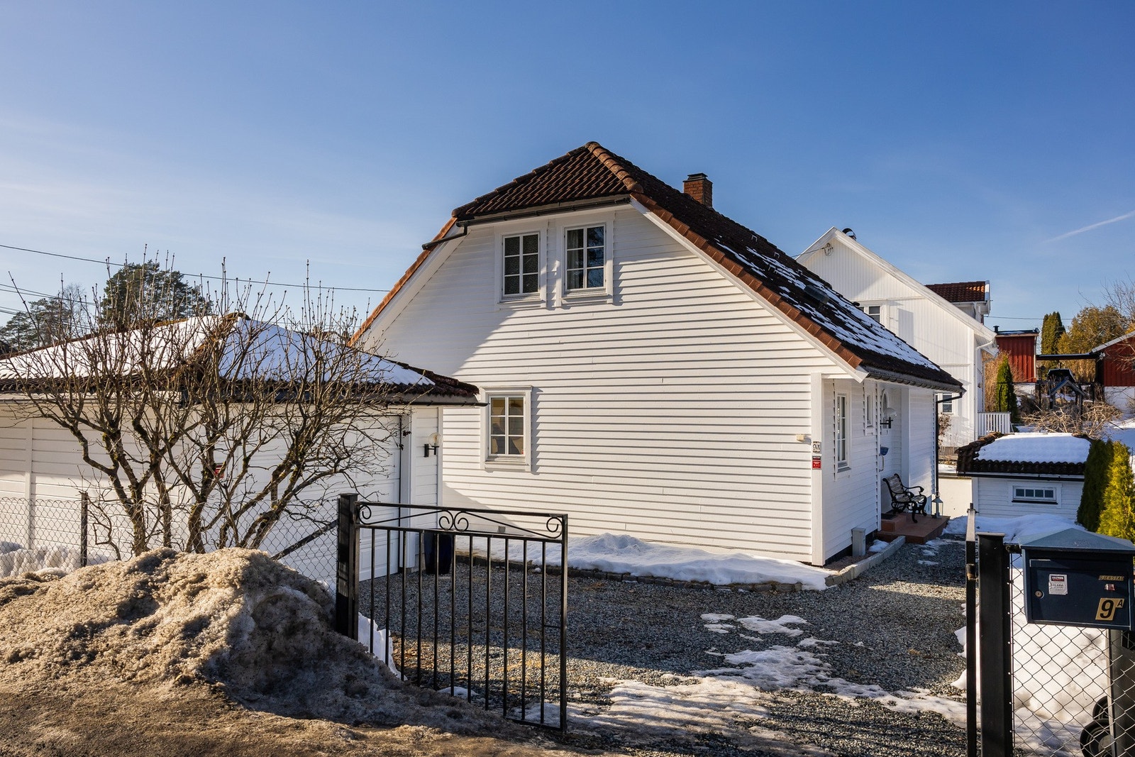 Her bor du i rolige og naturskjønne omgivelser - perfekt for barnefamilier, med kort vei til skoler, barnehager, marka og servicetilbud. Galleribilde