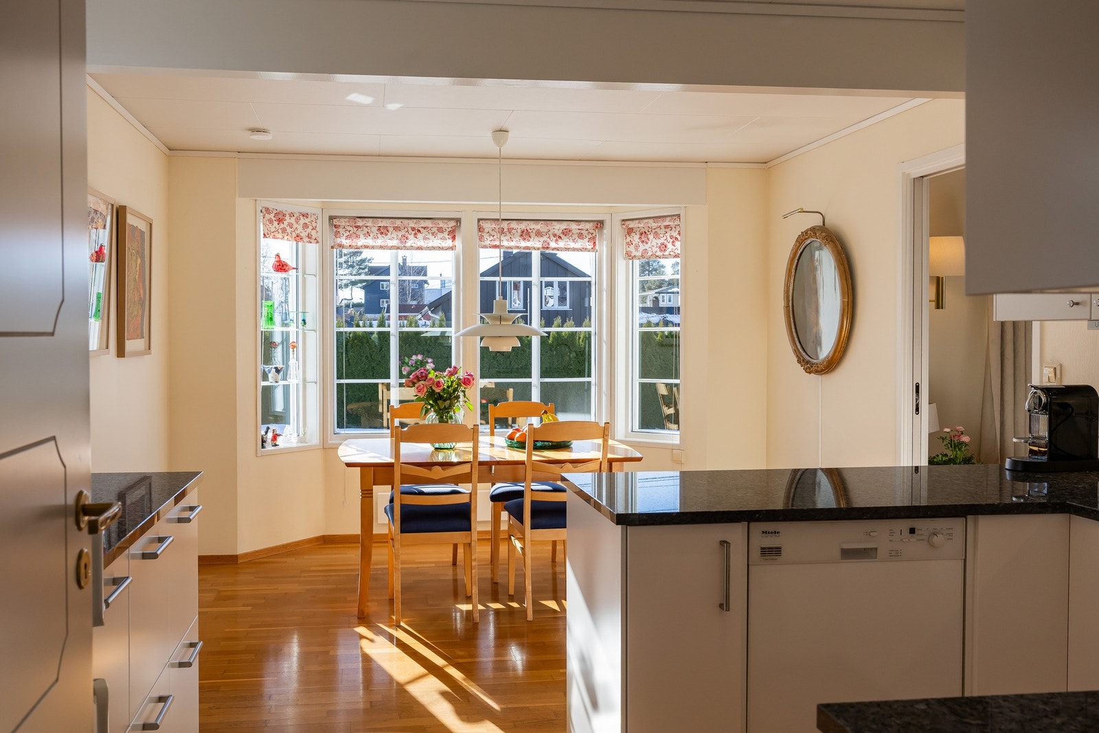 På kjøkkenet er det god plass til et spisebord. Galleribilde