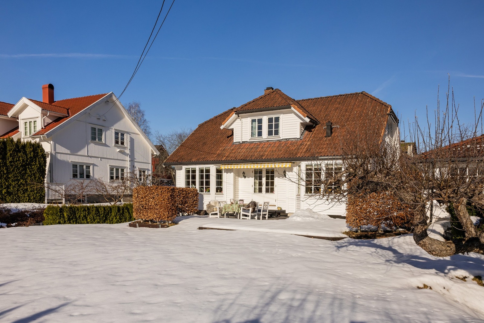 Boligen er omkranset av en vakkert opparbeidet tomt som drar nytte av optimale solforhold og innbydende uteplasser. Galleribilde