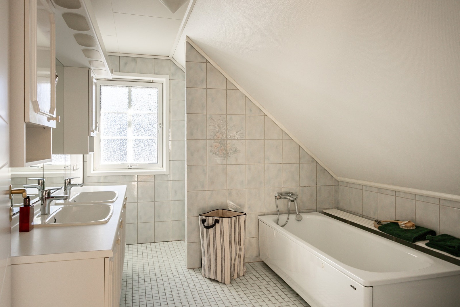 Hovedsoverommet er tilknyttet et eget bad med både dusj og badekar. Det er behov for oppussing. Galleribilde