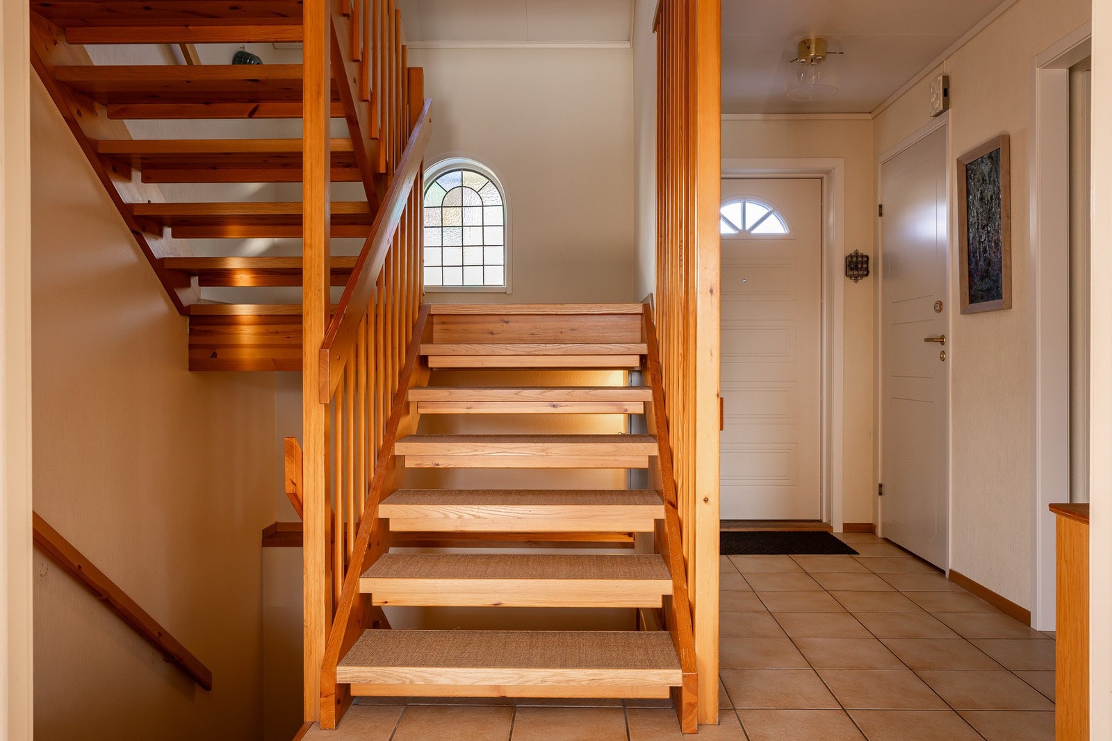 Innbydende entré med ytterdør som ble byttet for ca. 6-7 år siden. Galleribilde