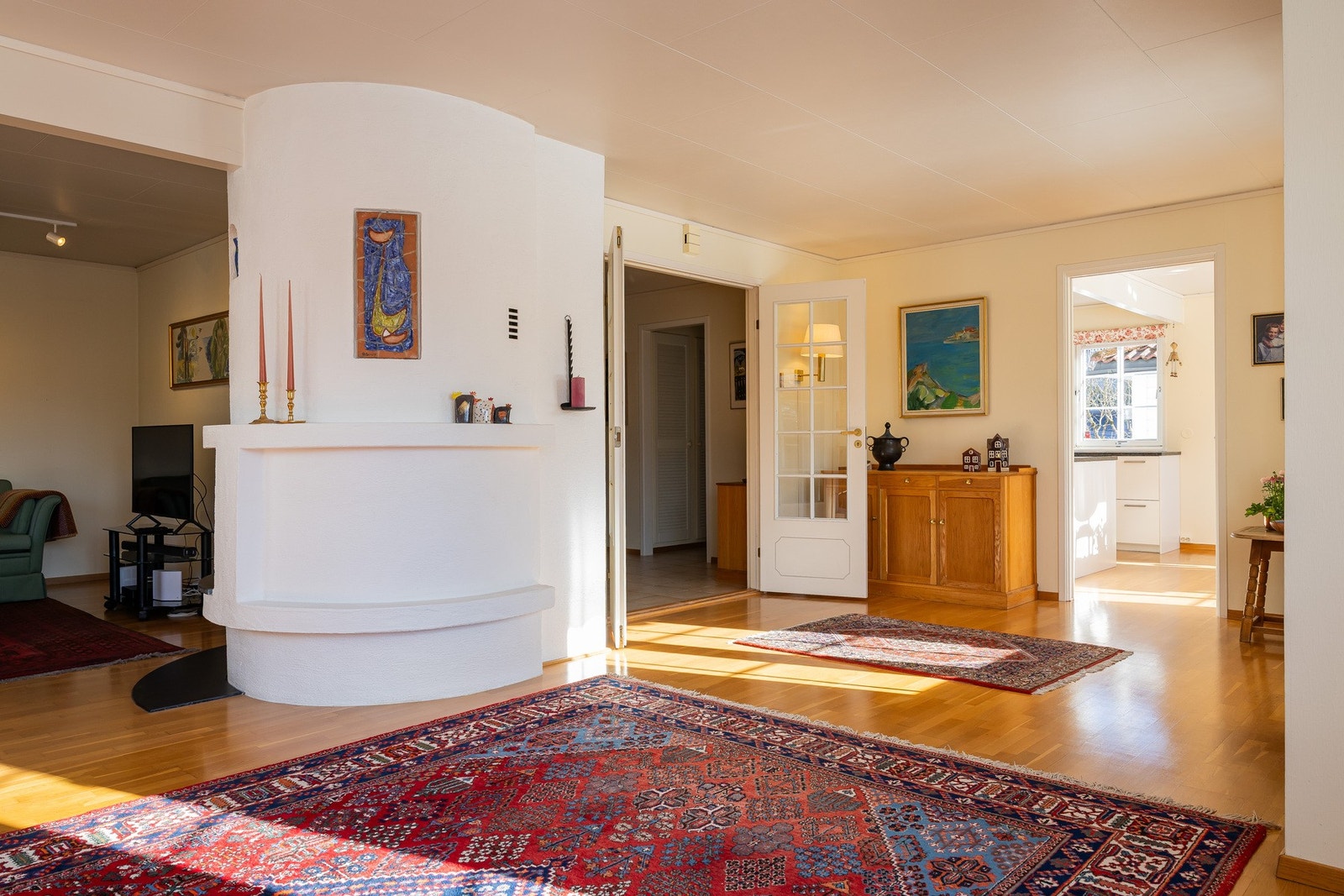 Elegante, doble glassdører som skaper en naturlig overgang mellom rommene. Galleribilde