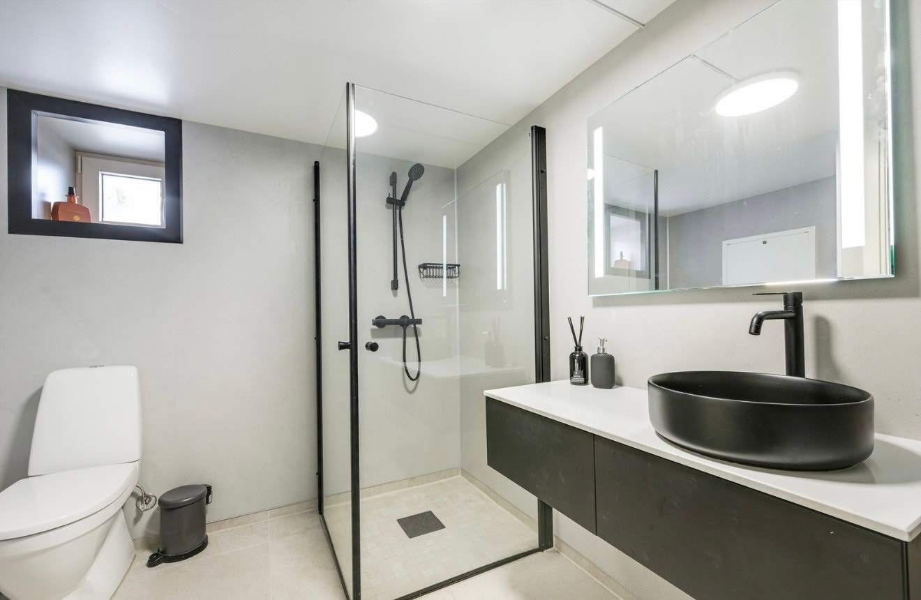 Bad med wc, servant m/innredning, nedfelt dusj Galleribilde