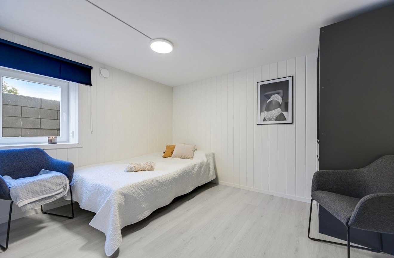 Stort soverom med god plass til send og garderobeskap Galleribilde