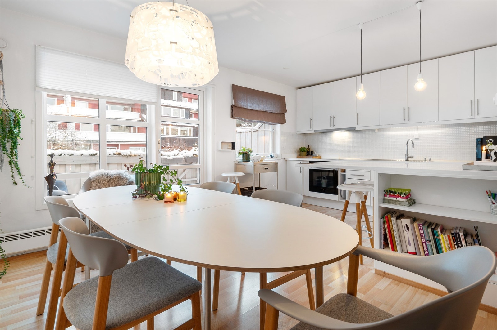 Stue og kjøkken ligger i dels åpen løsning, med adkomst til en lun og solrik altan som vender ut mot borettslagets felles uteområde. Galleribilde