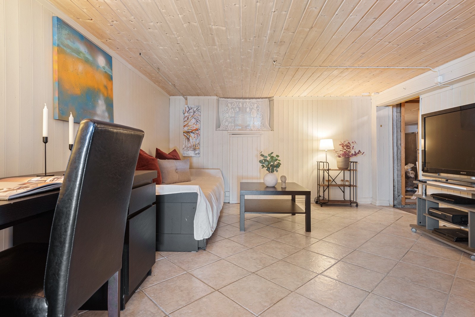 Kjellerstuen inviterer til et behagelig oppholdsrom med sine generøse dimensjoner. Her finner du god plass for både sofa og underholdningsenhet, samt et spisebord om du ønsker det. Galleribilde