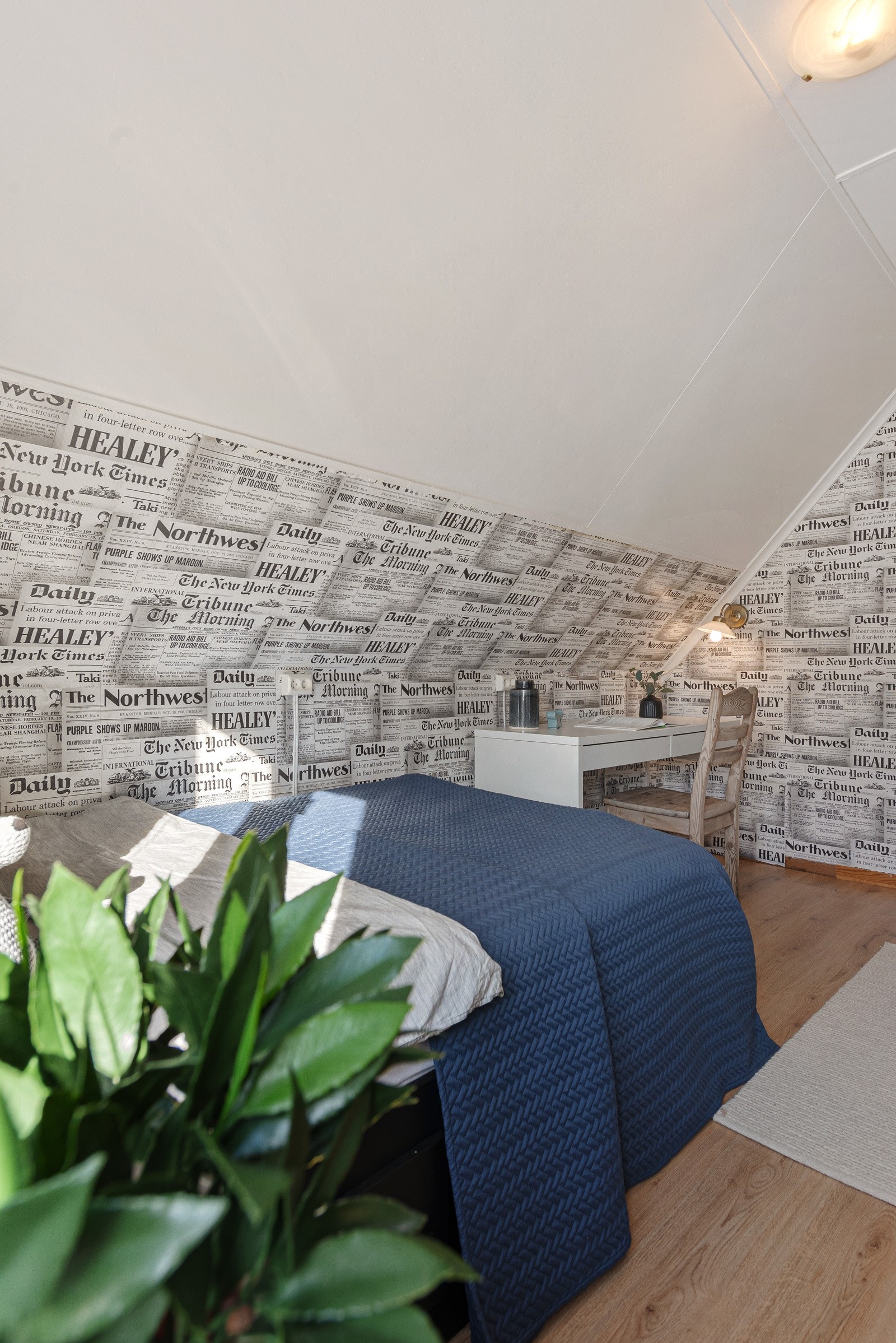 Itillegg til at rommet har et garderobeskap, er det også plass til et skrivebord på dette rommet. Galleribilde