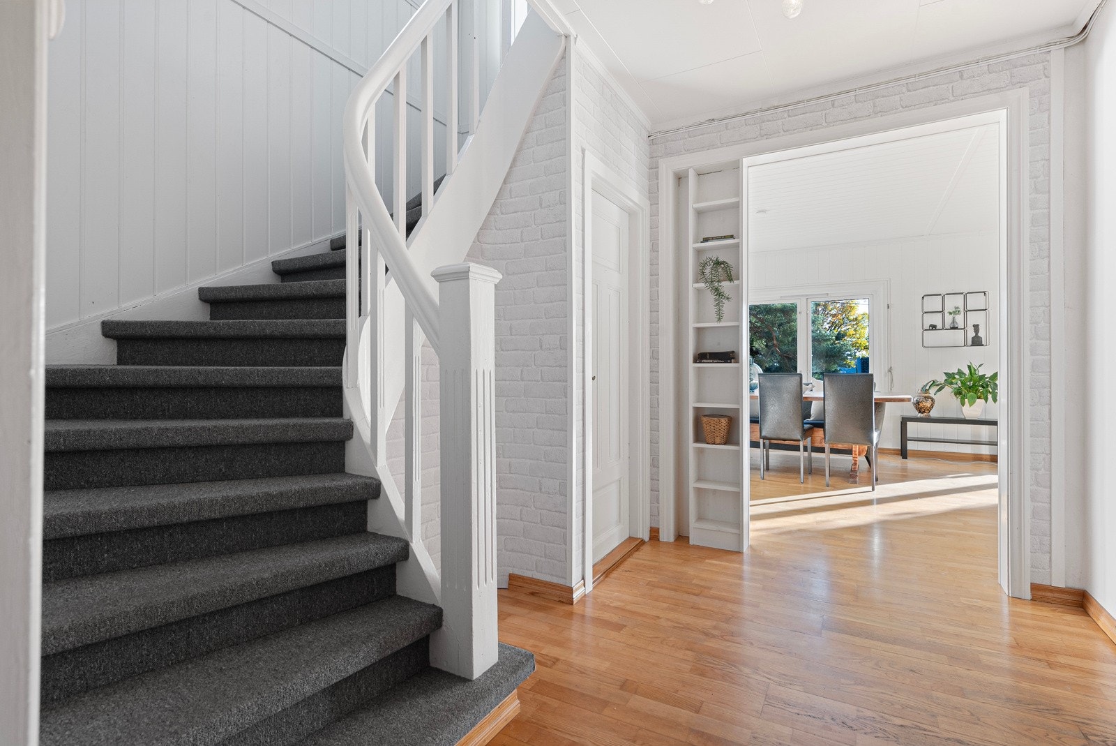 Lys og luftig trappeoppgang til boligens andre etasje. Galleribilde