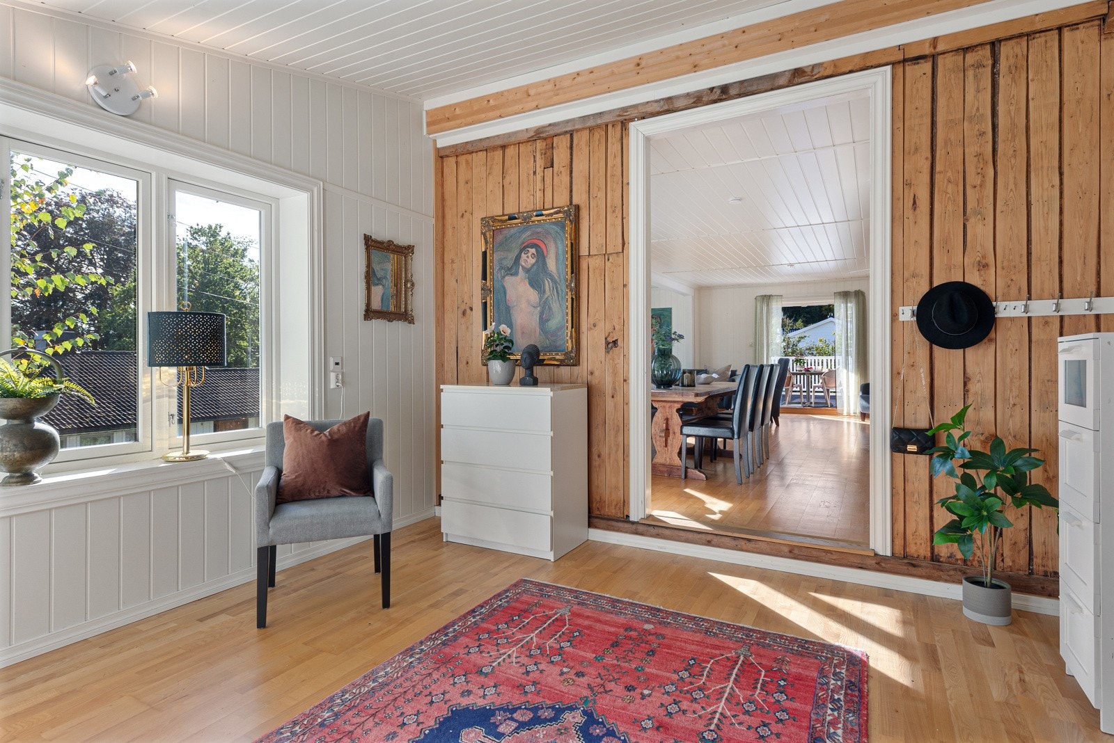 Velkommen inn! Entreen er meget romslig og gir et godt og varmt førsteinntrykk. Galleribilde