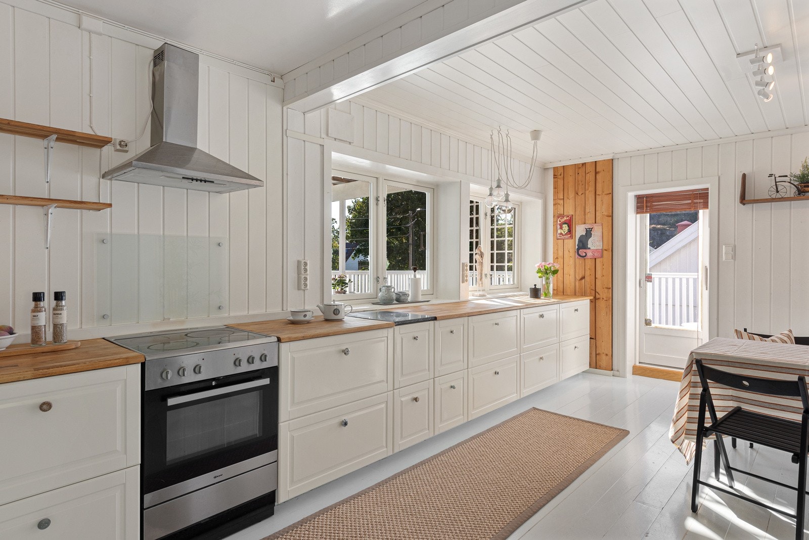 Fargevalget er nøytralt og vil enkelt kunne tilpasses din stil. Naturlig lys fra vinduer bidrar til en behagelig arbeidsatmosfære på kjøkkenet uten å gå på kompromiss med funksjonaliteten. Her er det også utgang til veranda. Galleribilde