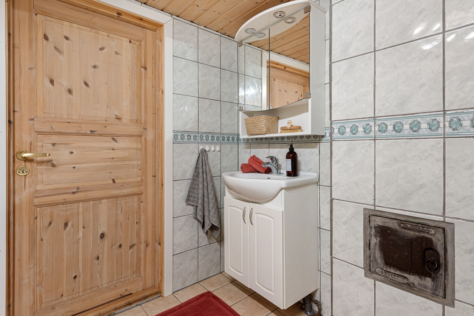 Rommet har også en hvit innredning med speilskap,dusj og et toalett. Galleribilde