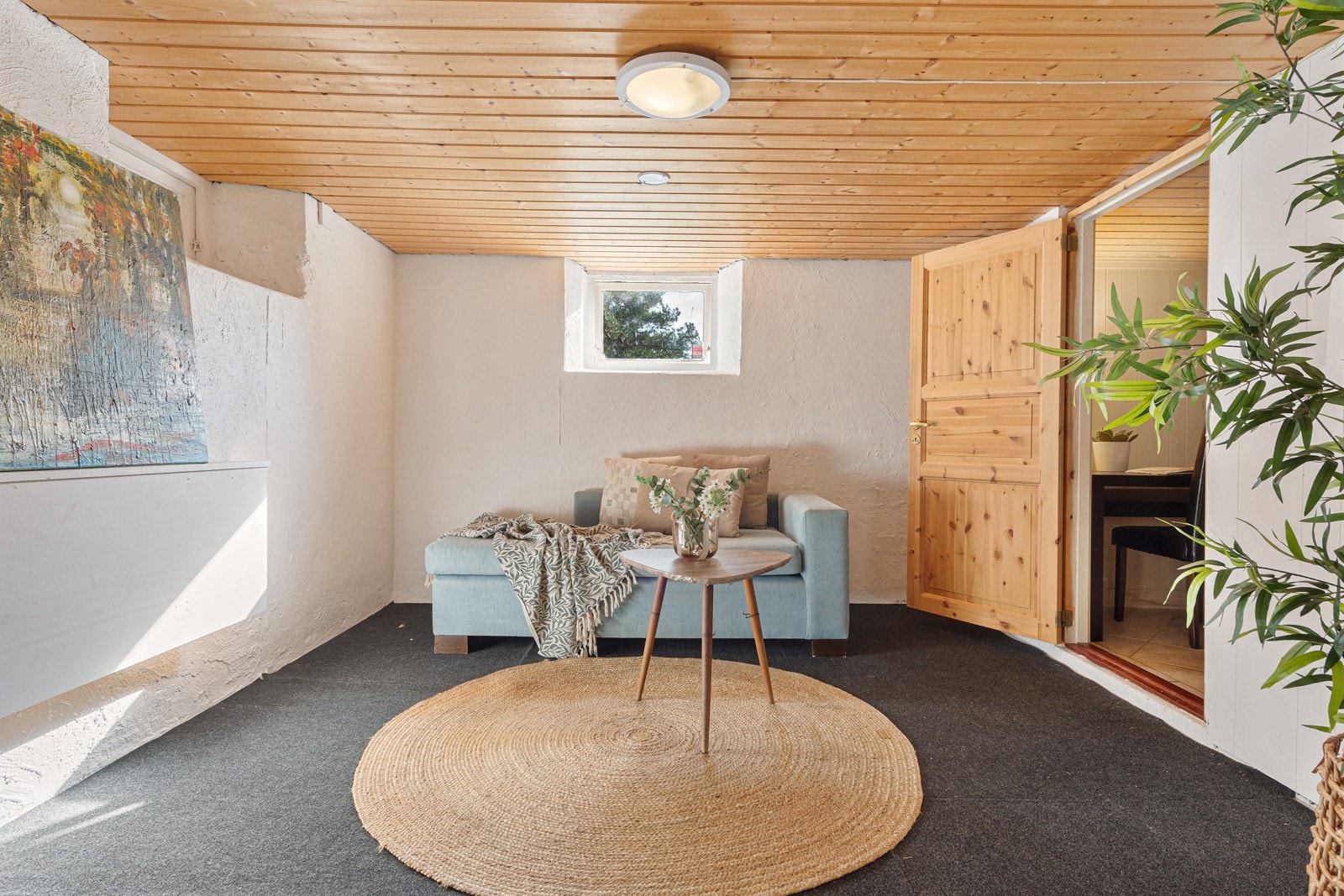 Nede i kjelleretasjen finner man flere rom, samt direkte adkomst til garasjen. Galleribilde