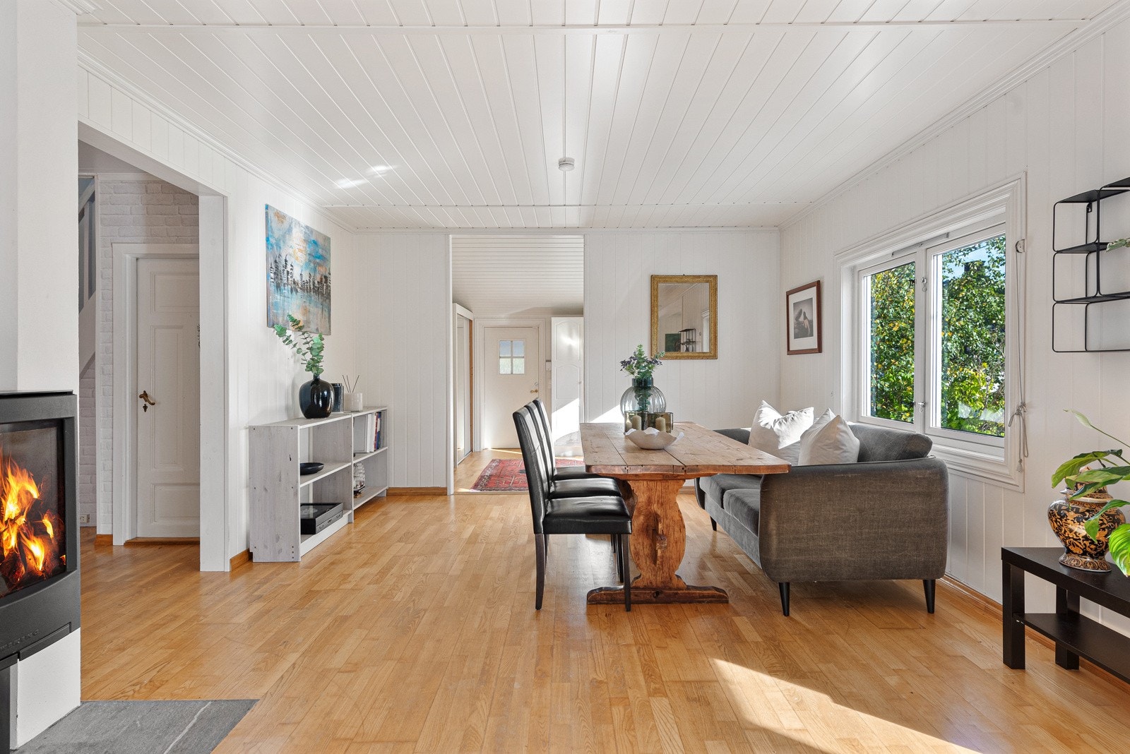 Peisen i stuen skaper en koselig og lun atmosfære i rommet. Galleribilde