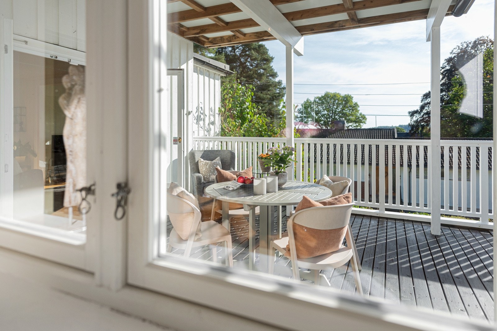 Eiendommen har flere solrike uteplasser. Åpne opp vinduene på kjøkkenet mens matlagingen pågår for sosiale stunder med gjestene dine! Galleribilde