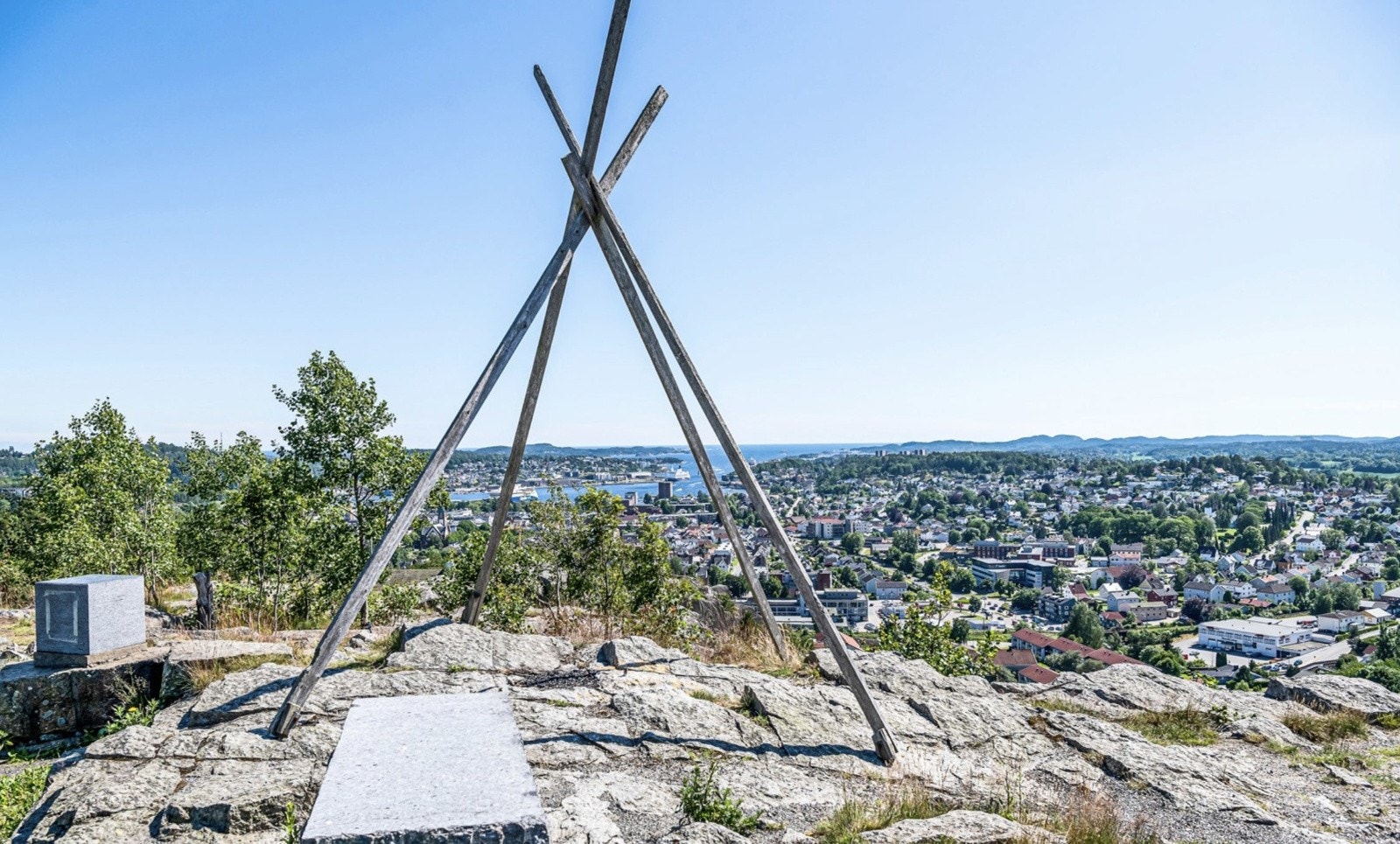 En rusletur via den flotte bøkeskogen opp til utsiktspunktet på Mokollen, viser Åsens prakt som boområde. Galleribilde