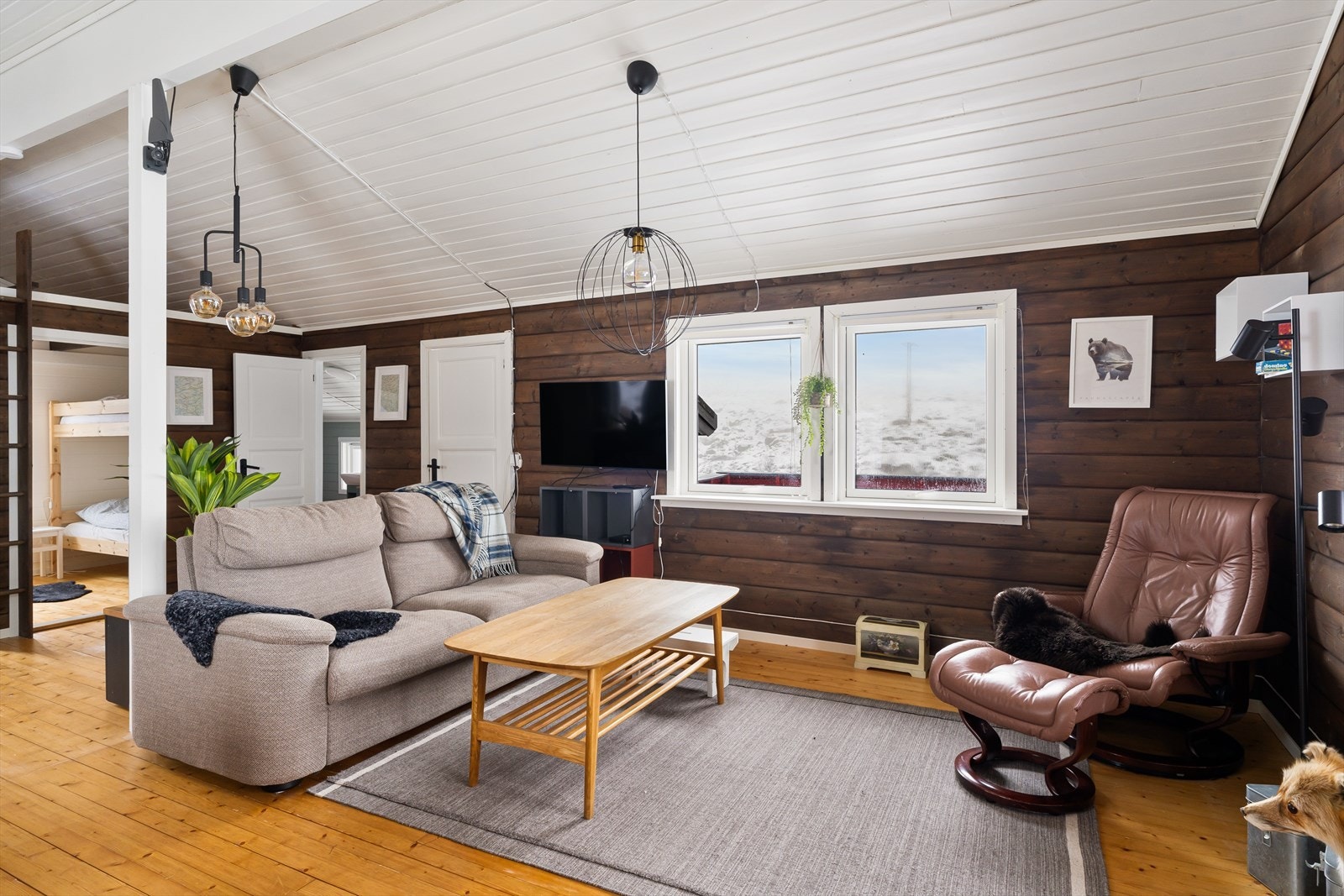 Stuen har god takhøyde som gir god romfølelse. Hems over soverom. Galleribilde