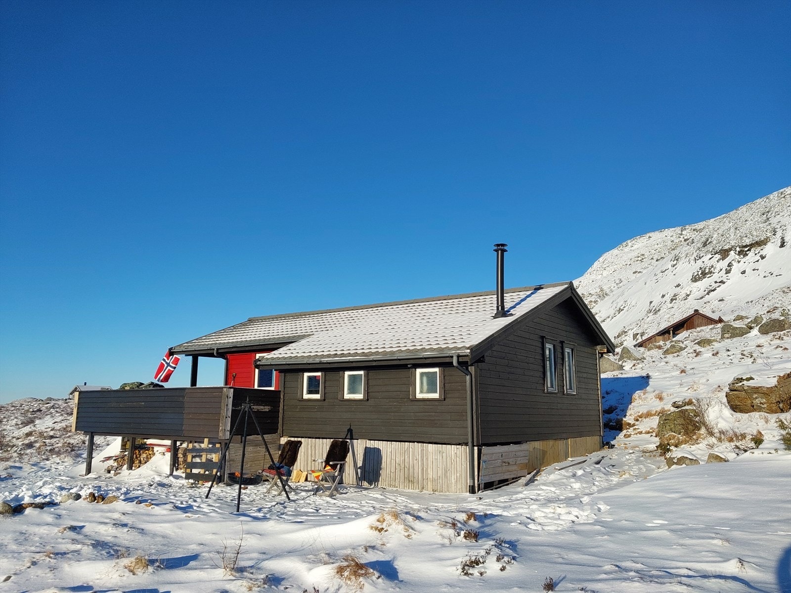 Hytta har fin beliggenhet, rolig usjenert med utsikt over området rundt. Selgers bilde. Galleribilde