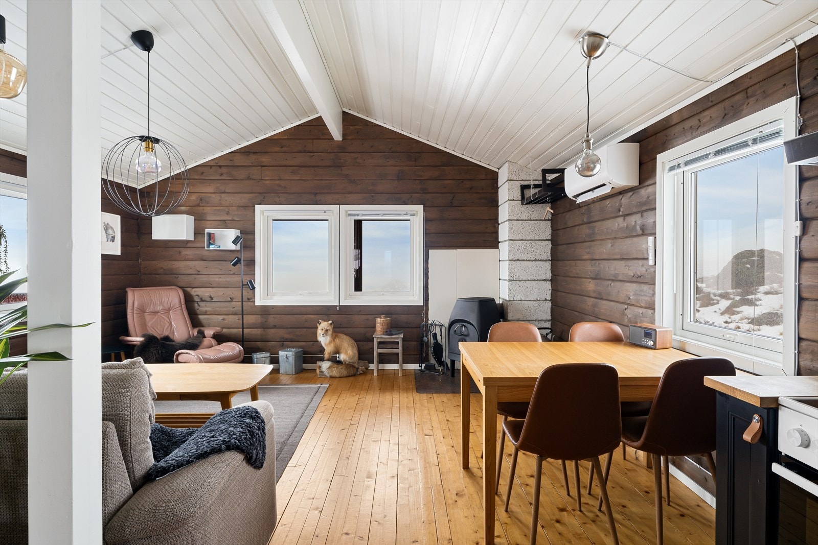 Vinduer som gir rikelig med naturlig lys og nydelig utsikt. Galleribilde