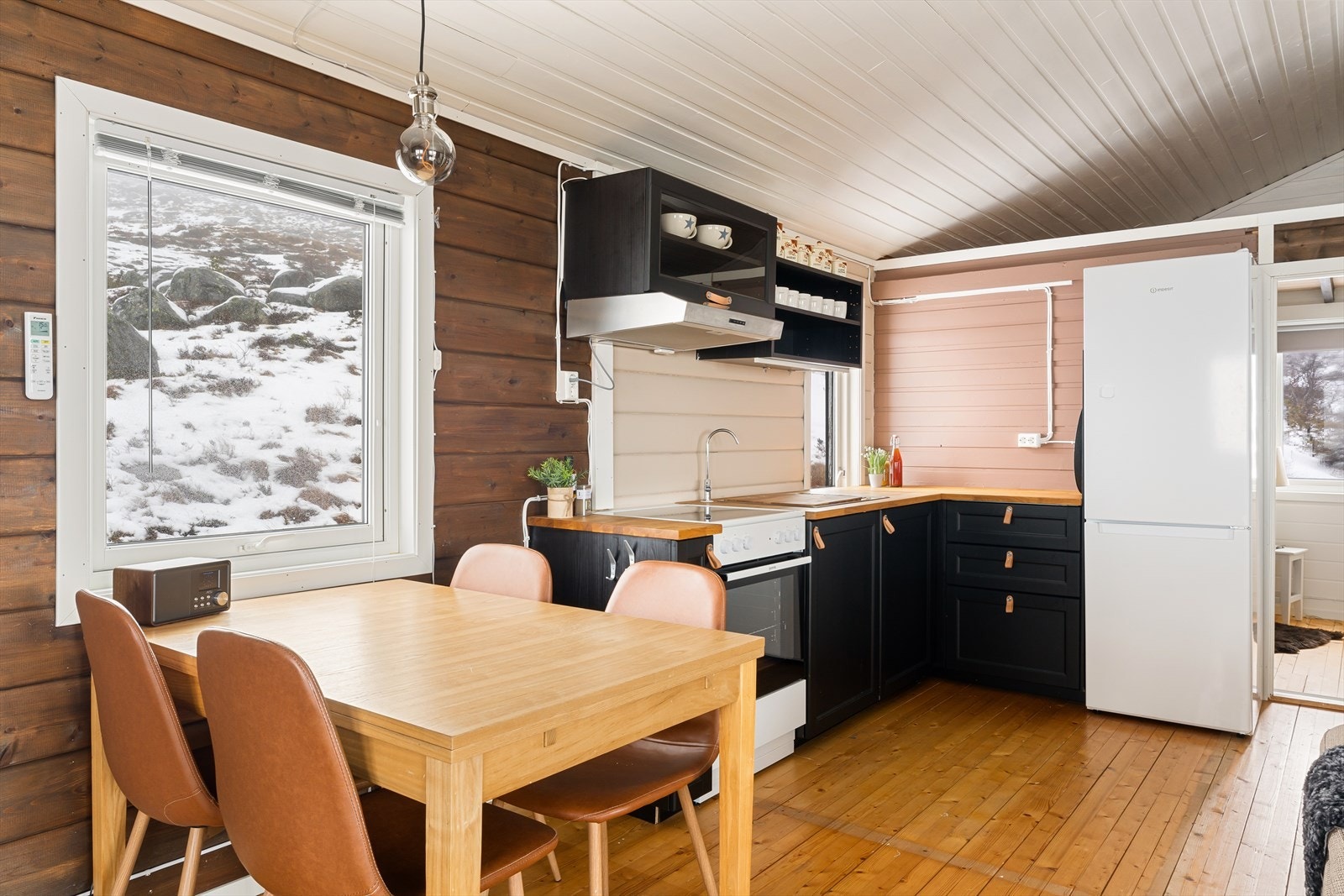 Plass til spisebord ved kjøkkenet. Galleribilde