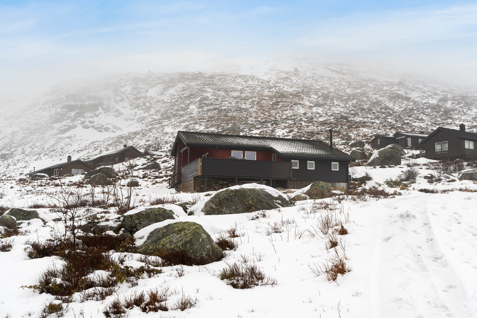 Hytta ligger i typisk høyfjellsterreng med flotte turområder både sommer og vinterstid. Lauperak kan skilte med tur til populære Skykula. Galleribilde