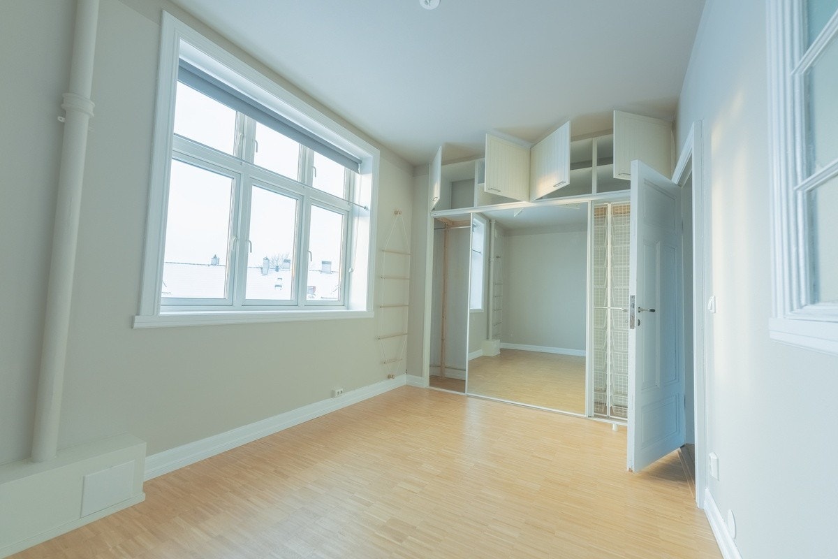 Det er svært god lagringsplass i leilighetens soverom. Galleribilde