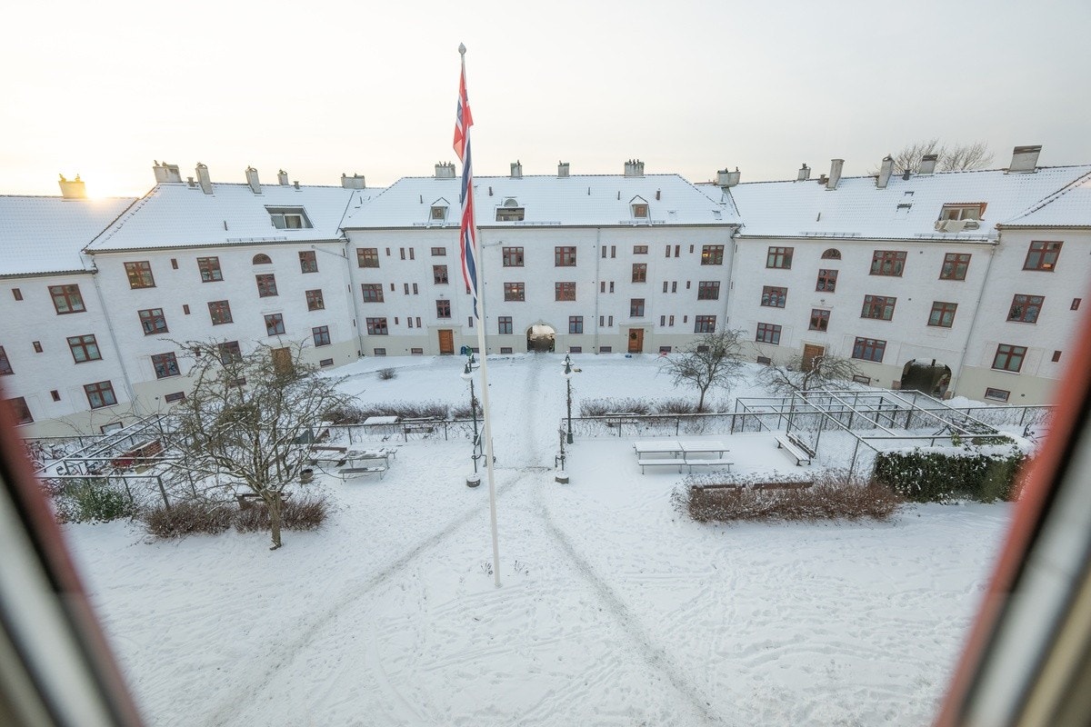 Fra soveromsvinduet kan man se ned på borettslagets fine bakgård. Her er det mange bord og et veldig hyggelig uteområdet man kan nyte, særllig om sommeren. Galleribilde