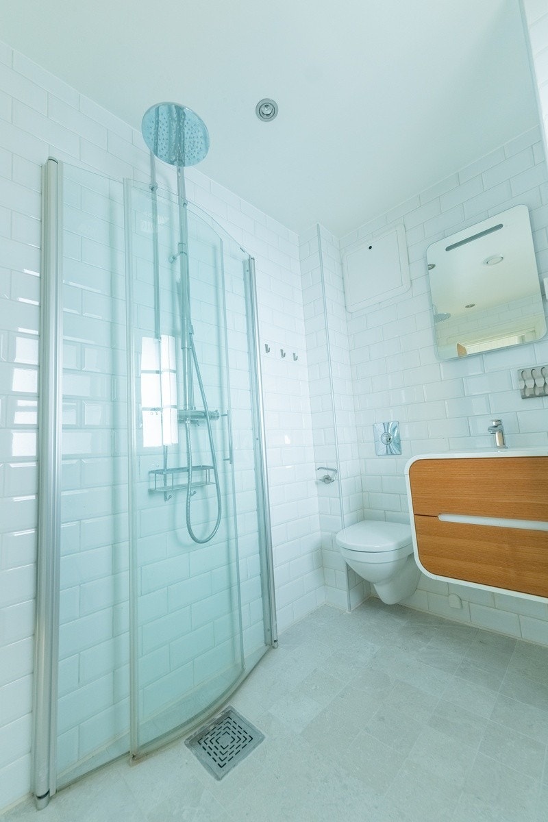 Det er helt nylagte fliser på badet. Galleribilde