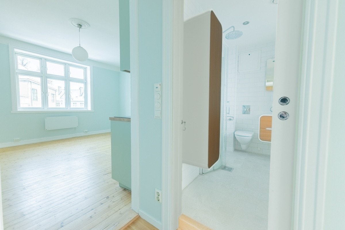 Leiligheten har en god planløsning med stue til venstre, og soverom til høyre for badet. Galleribilde