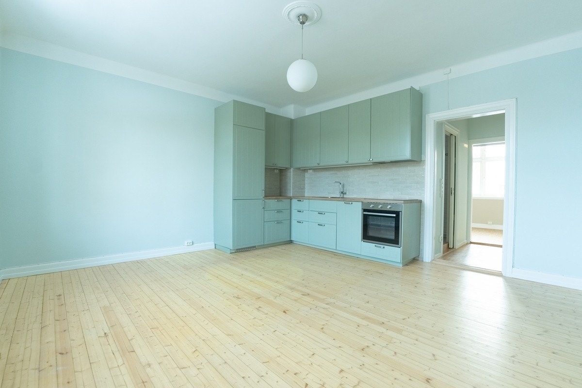 Stuen er romslig, og har fint plass til både en sofa/ sittegruppe og et spisebord. Kjekkenet er helt nytt utstyrt med kjøleskap/ fryser, ovn og oppvaskmaskin. Galleribilde