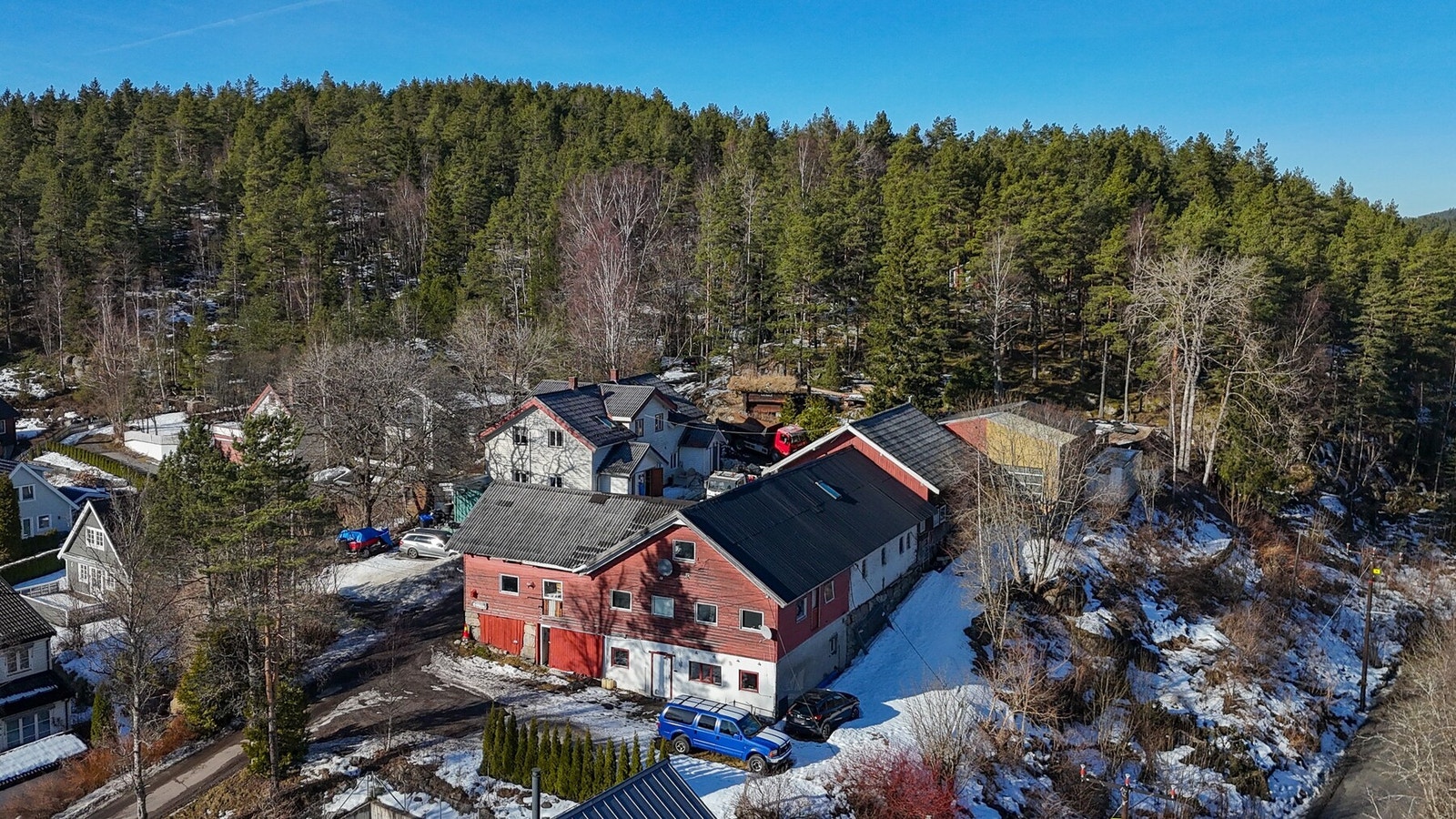 Tomten ligger på et høydedrag med flotte utsikts- og solforhold. Galleribilde