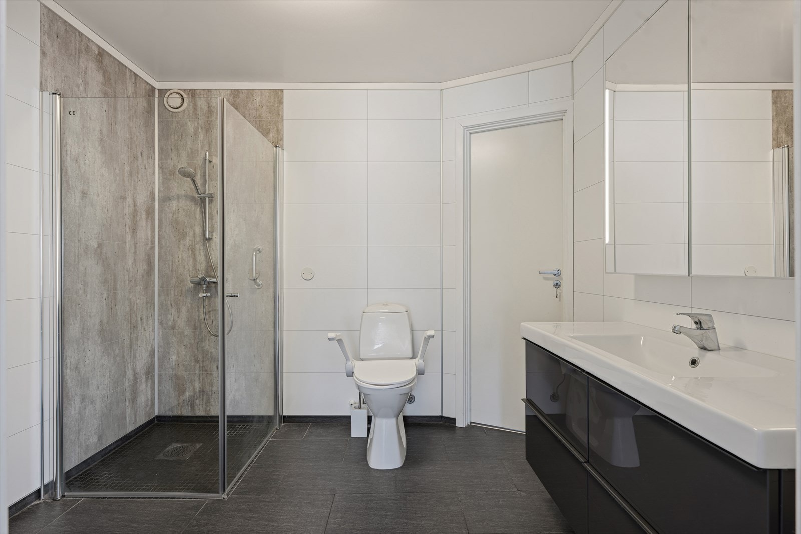 Badet er pusset opp i 2016, inneholdende dusj, wc, vask og opplegg til vaskemaskin. Galleribilde