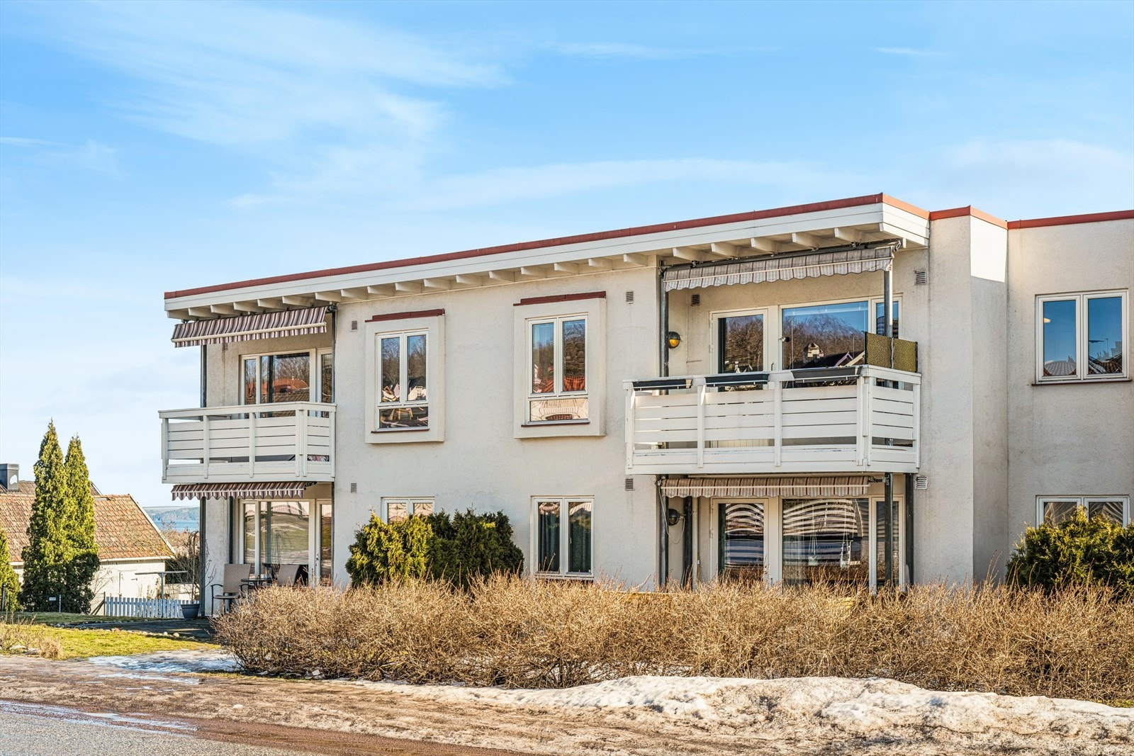 Leiligheten ligger i 2 etasje har gode solforhold på verandaen Galleribilde