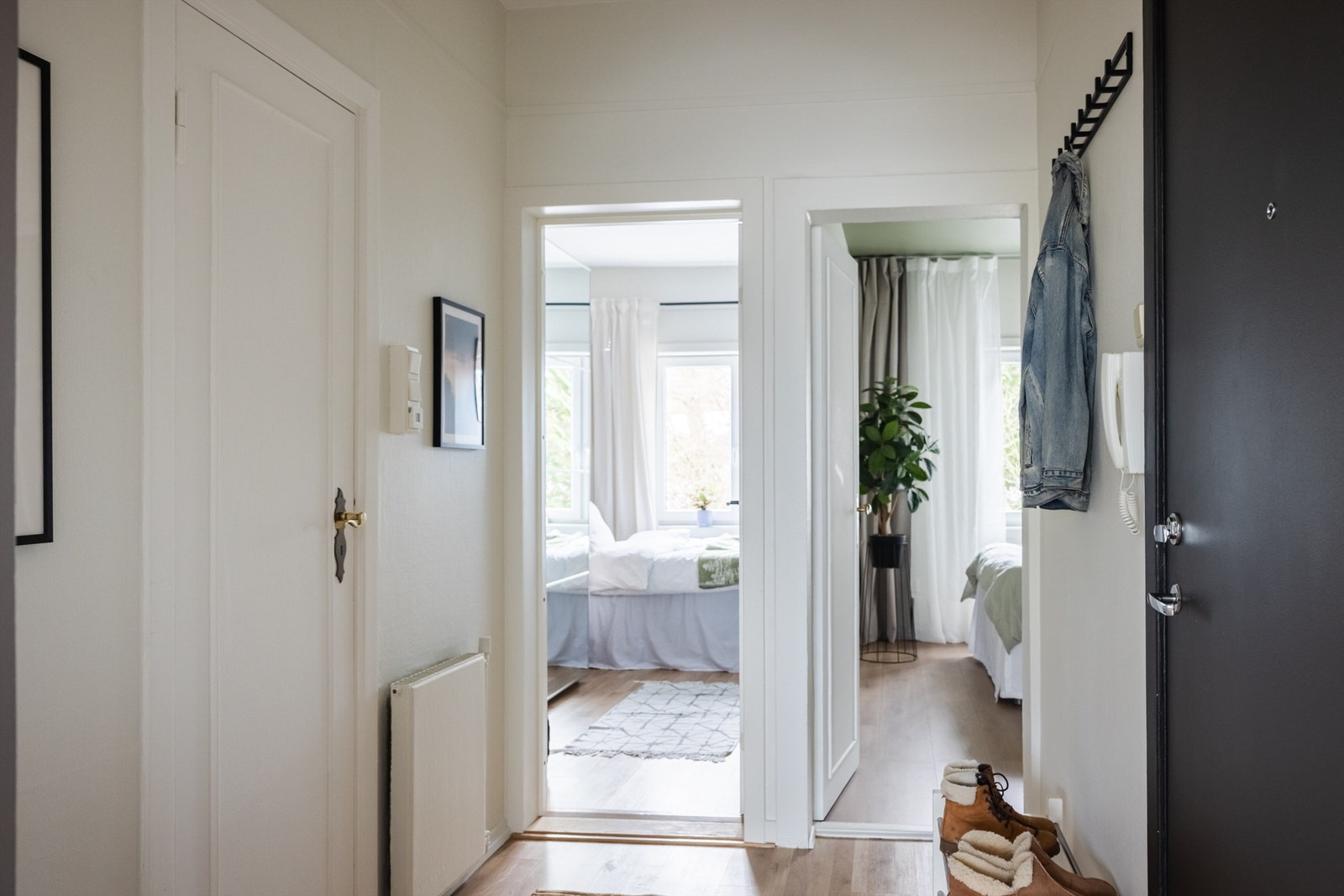 Velkommen inn! Den praktiske planløsning gir tilgang til alle rom fra entréen. Galleribilde