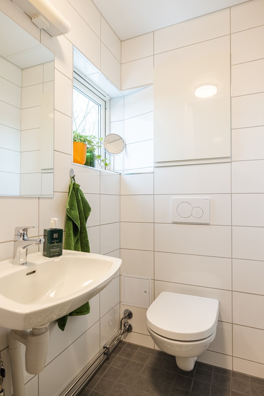 Badet ble totalrenovert i 2019 av tidligere eier. Innredningen består av vegghengt toalett, servant og dusjhjørne. Galleribilde