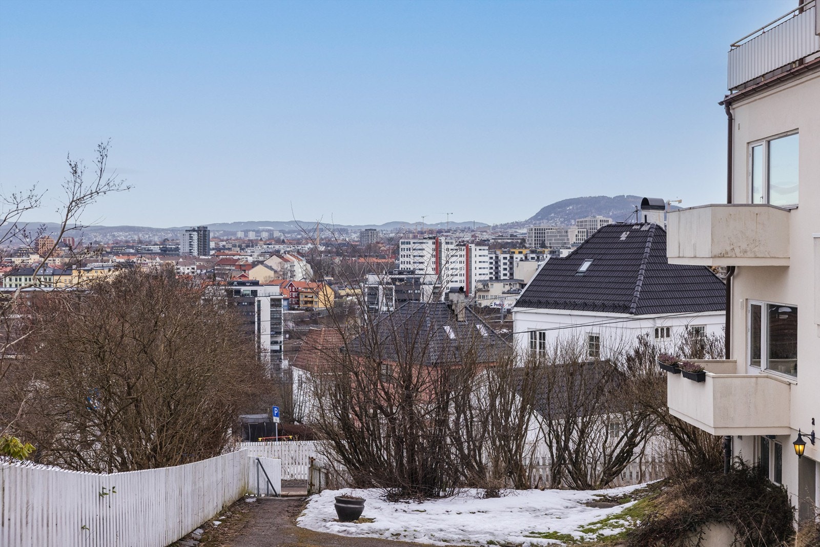 Leiligheten befinner seg rundt idylliske omgivelser i Ekebergåsen - her har du umiddelbar nærhet til flere flotte grøntområder som blant annet Svartdalsparken og Alnaelva. Galleribilde