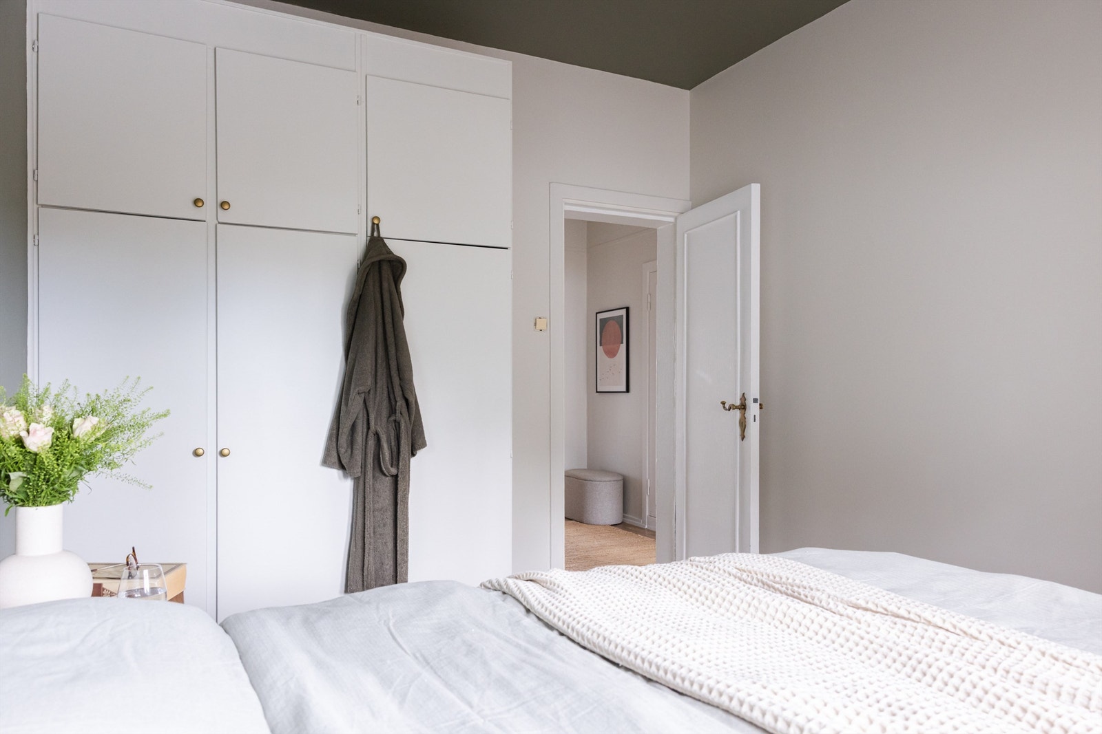 Her har du rikelig med oppbevaringsplass i stort garderobeskap. Galleribilde