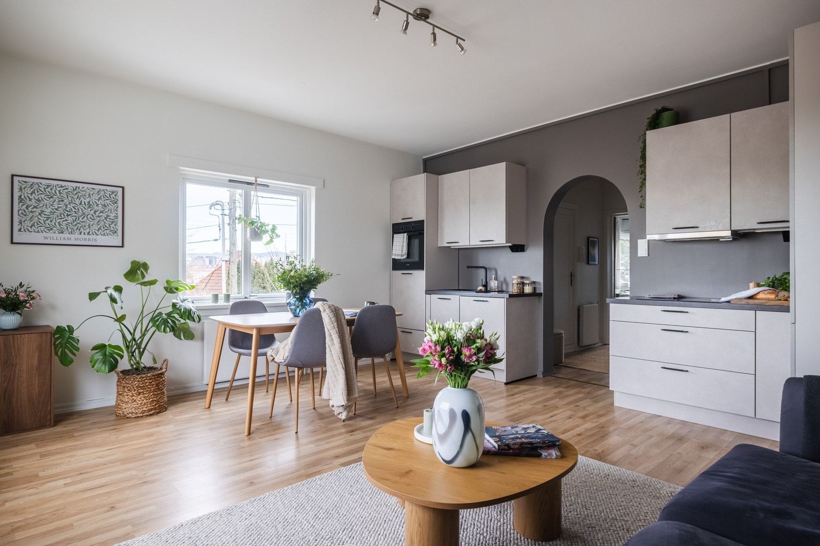 Leiligheten har en gjennomgående og arealeffektiv planløsning. Galleribilde