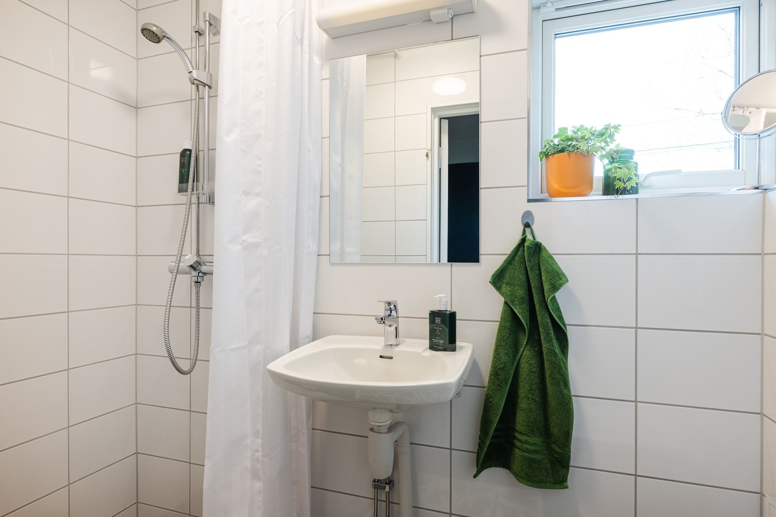 Pent flislagt bad med varme i gulvet for en behagelig start på dagen. Galleribilde