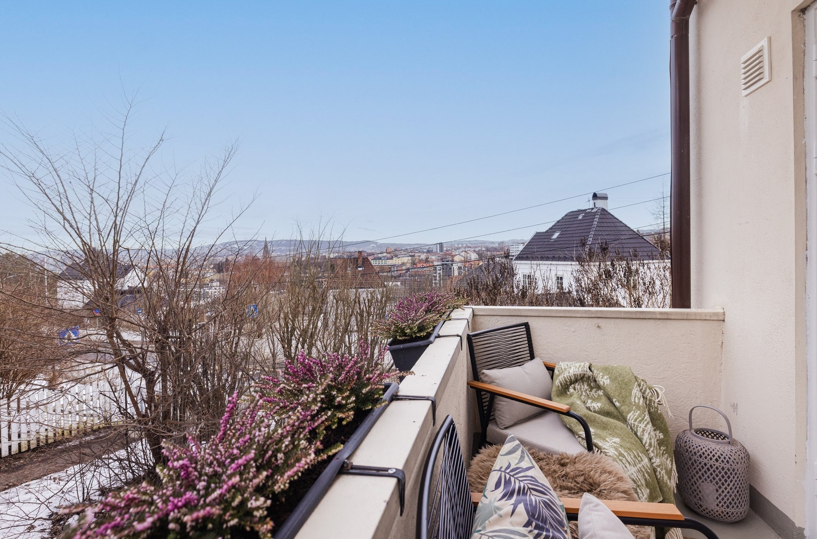 Fra stuen er det utgang til en vestvendt og solrik balkong. Galleribilde