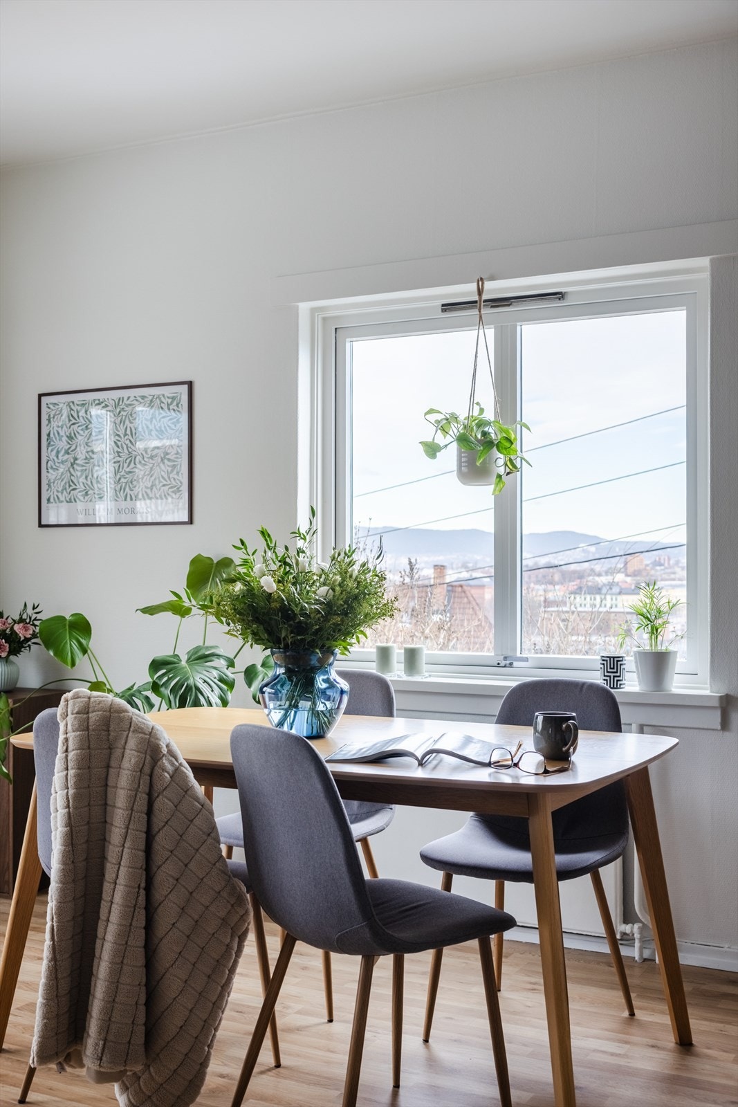 I overgangen fra stuen mot kjøkkenet er det en naturlig plass å innrede med spisebord - her kan du invitere over venner og familie på hyggelige sammenkomster. Galleribilde