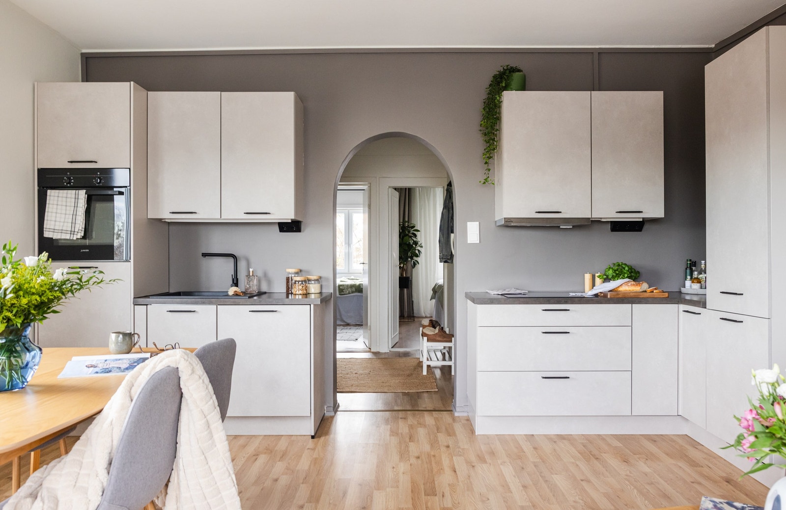 Leiligheten har god takhøyde med lekre detaljer. Foto: Fotostallen, Glenn Pettersen Galleribilde