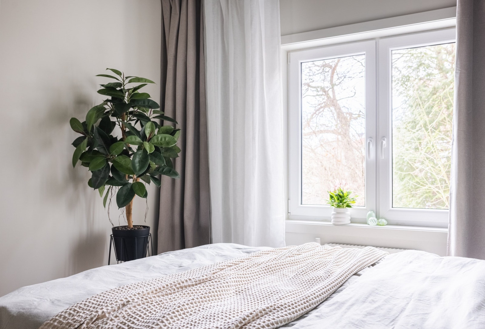 Stort soveromsvindu sørger for godt med lysinnslipp. Galleribilde