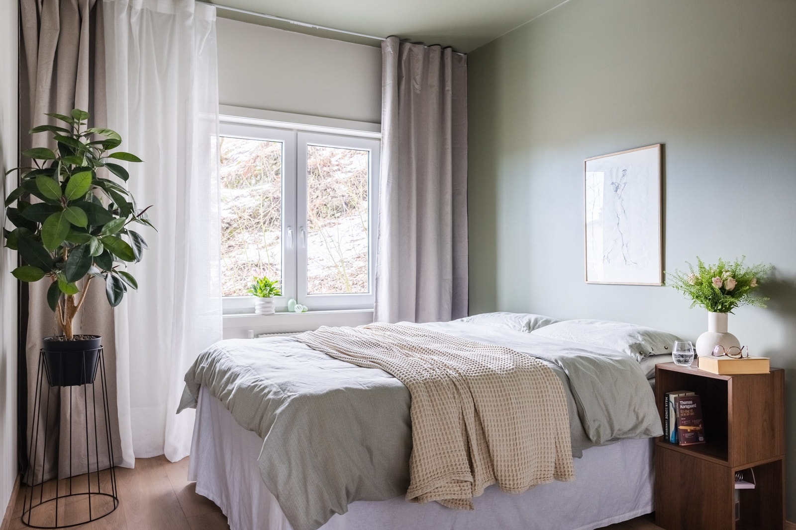 Hovedsoverommet er romslig og innbydende med god plass til dobbeltseng og tilhørende nattbord. Galleribilde