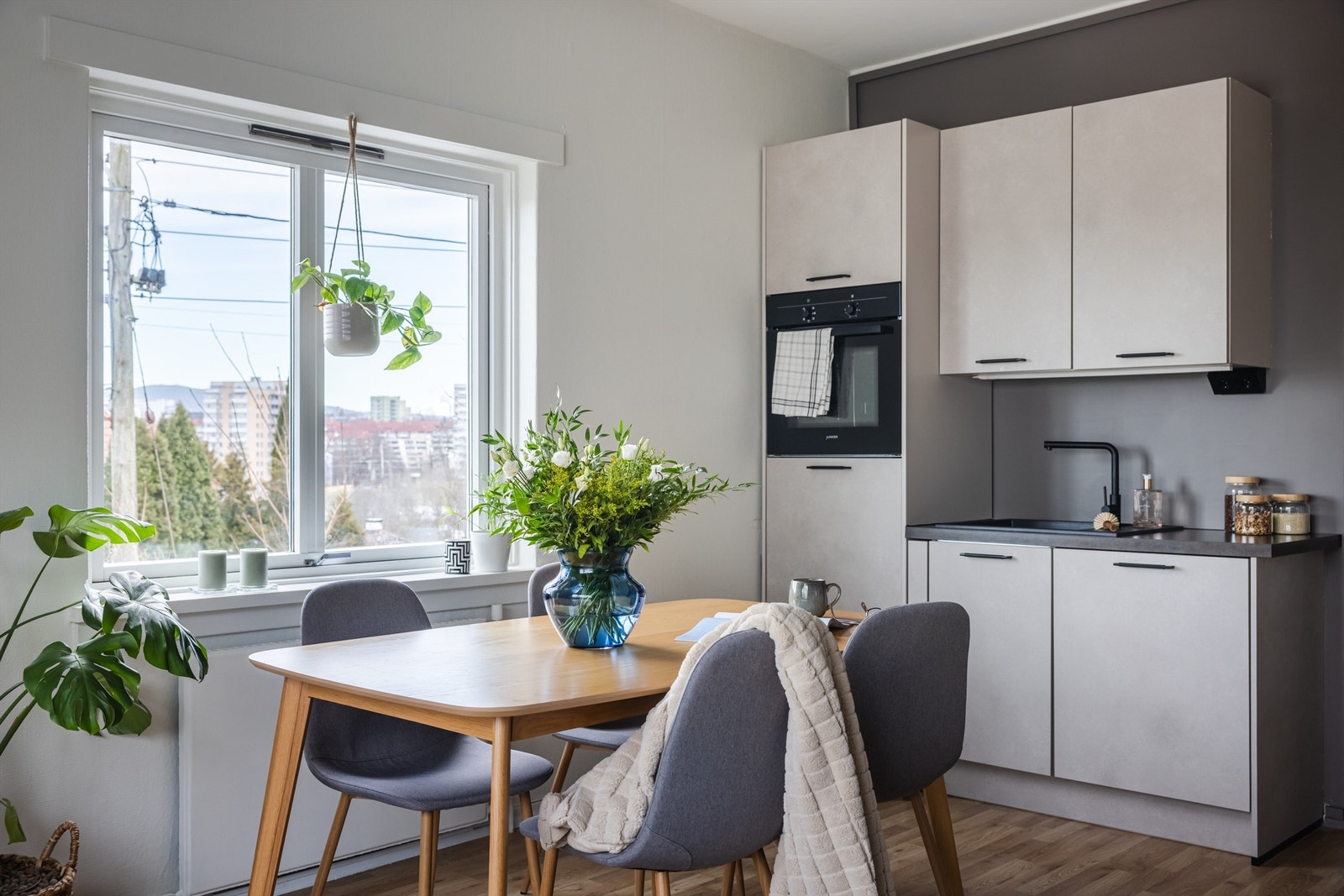 Leilighetens kjøkken ligger i en sosial og åpen løsning mot stuen. Galleribilde