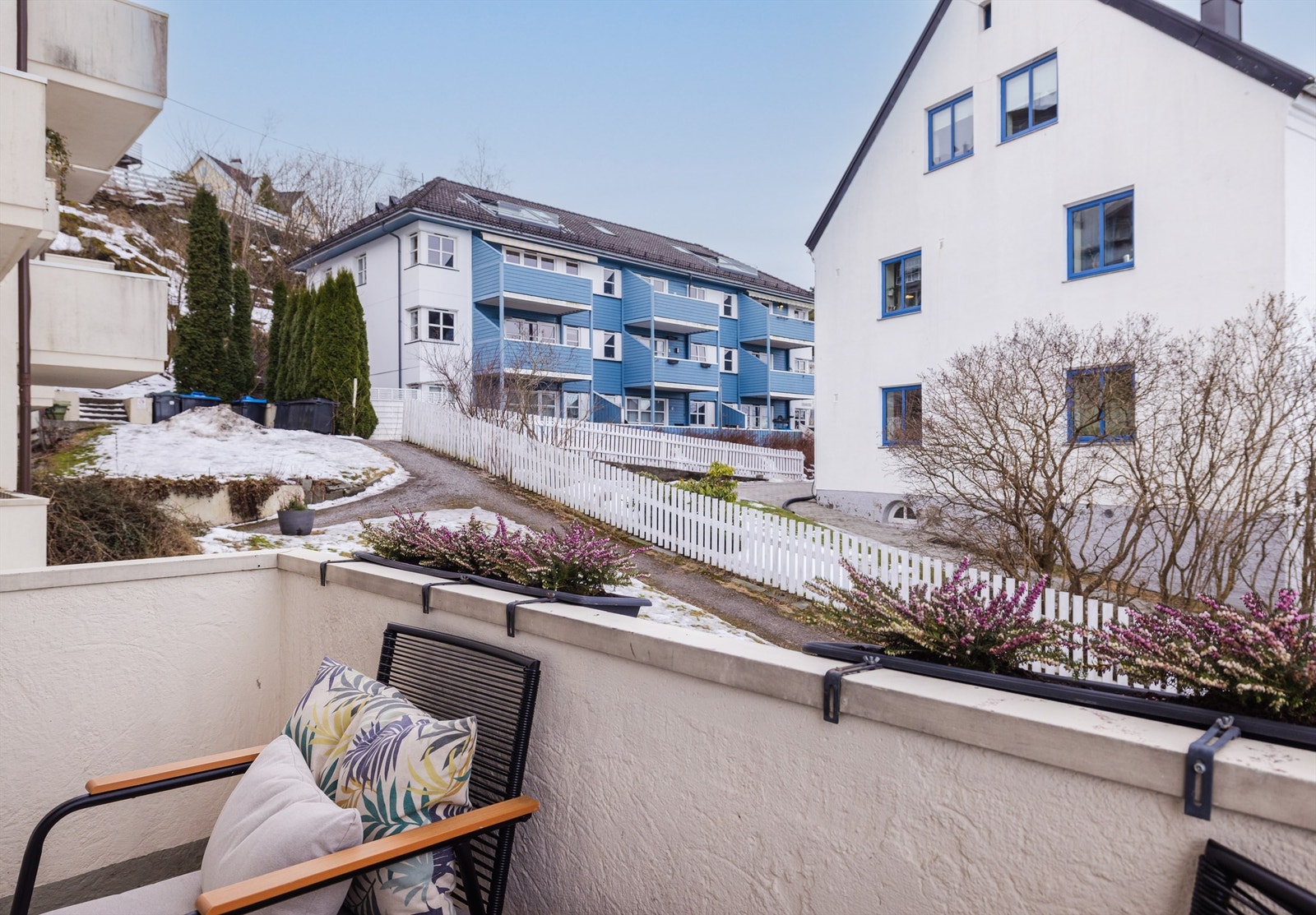 Balkongen er på 3 kvm med plass til en hyggelig sittegruppe, som på årets varme dager oppleves som en forlengelse av stuen. Galleribilde