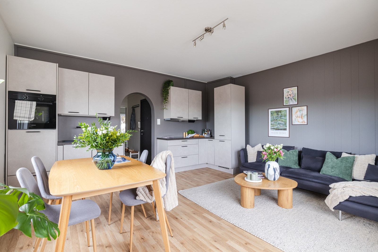 Her kan du enkelt diske opp lekre middagsretter samtidig som middagsgjestene underholdes. Galleribilde