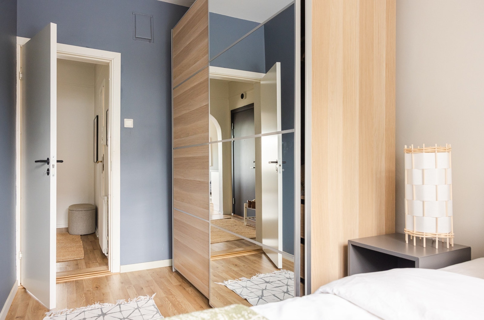 Stort garderobeskap sørger for godt med oppbevaringsplass. Galleribilde