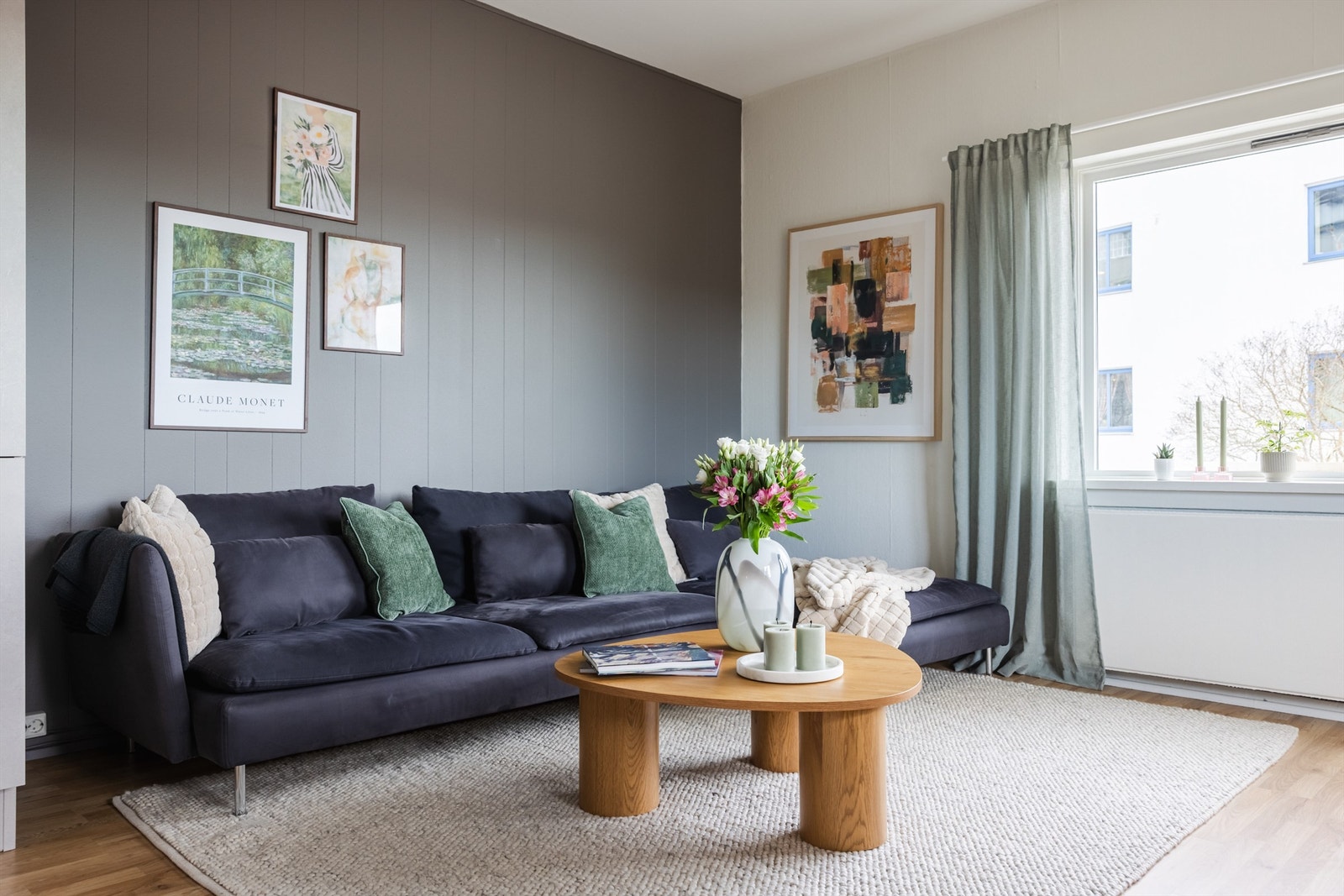 Stuen oppleves romslig med god plass til sofagruppe, tilhørende salongbord og tv-seksjon. Her kan du enkelt møblere etter eget ønske og behov! Galleribilde