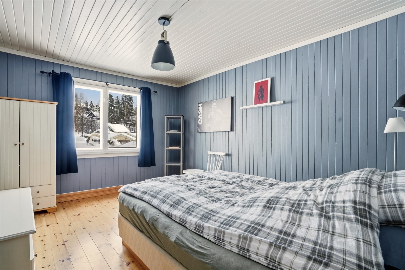 Soverom 3 i 2.etasje som er malt i en behagelig blåtone. Galleribilde