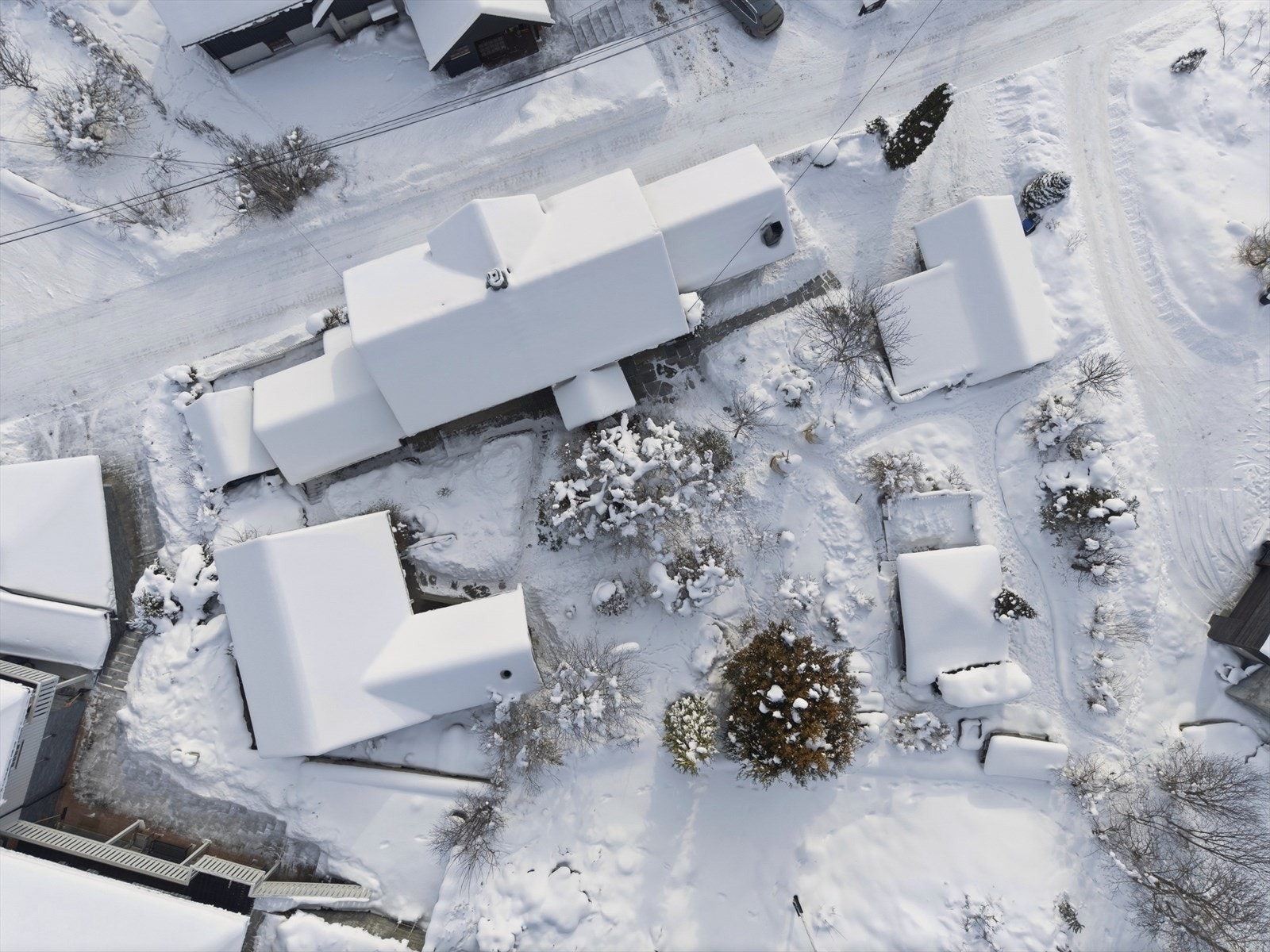 Eiendommen ligger i et etablert og attraktivt boligområde på Suluåsen, med gode solforhold og flott utsikt. Galleribilde